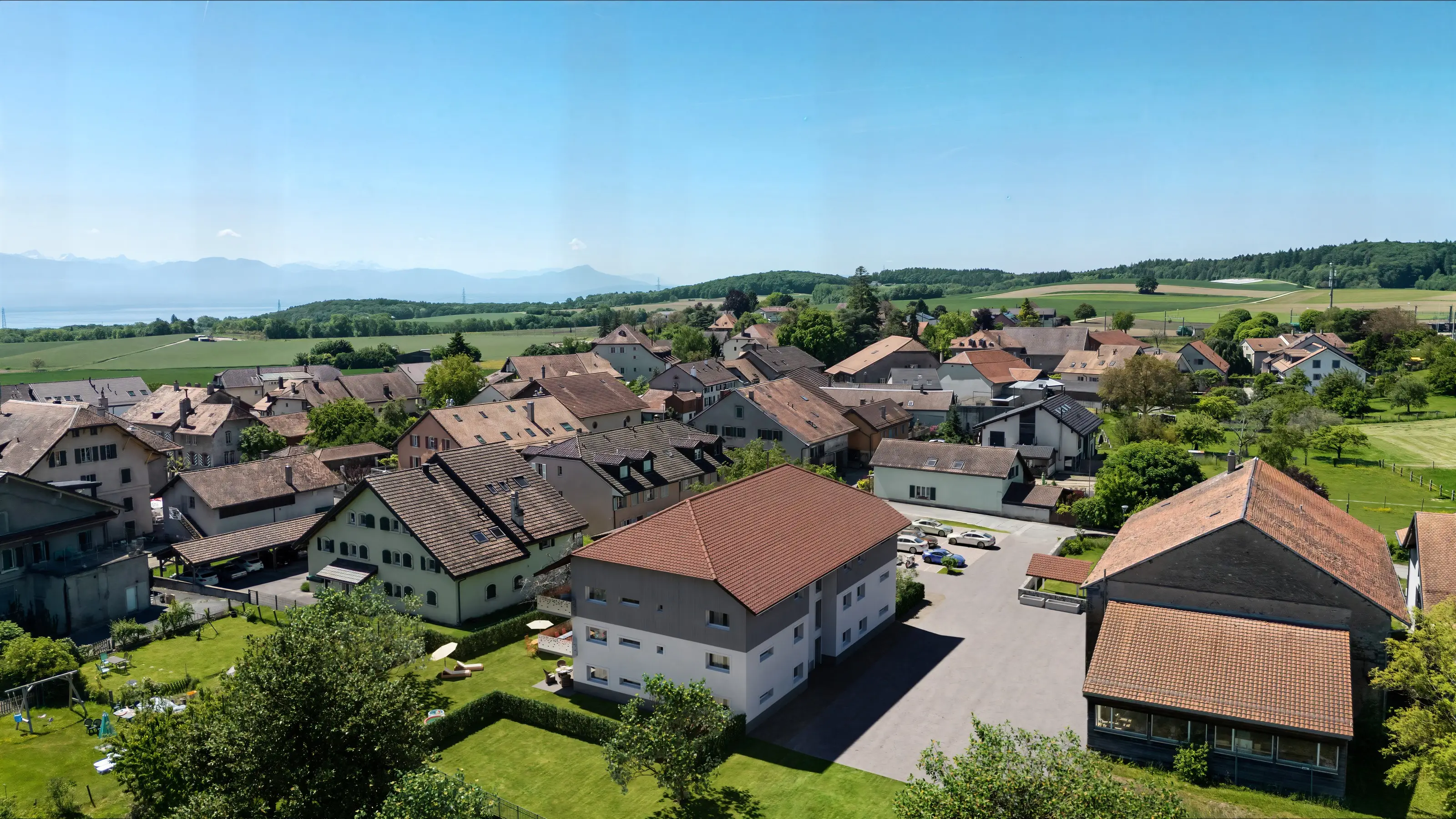 Vue aérienne de la résidence dans le village d'Apples, lac Léman à l'horizon